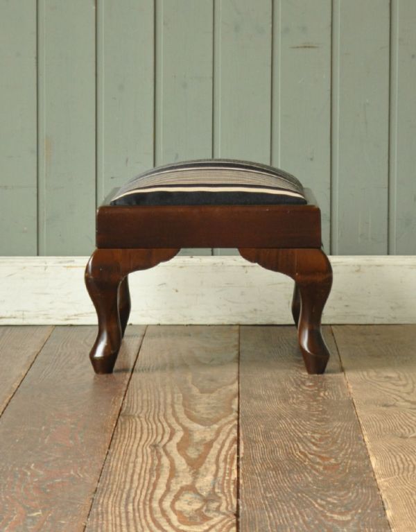 ダイニングチェア　アンティーク チェア　上品なアンティークチェア、小さなフットスツール（足置き）。サイドから見るとこんな感じ。(m-338-c)