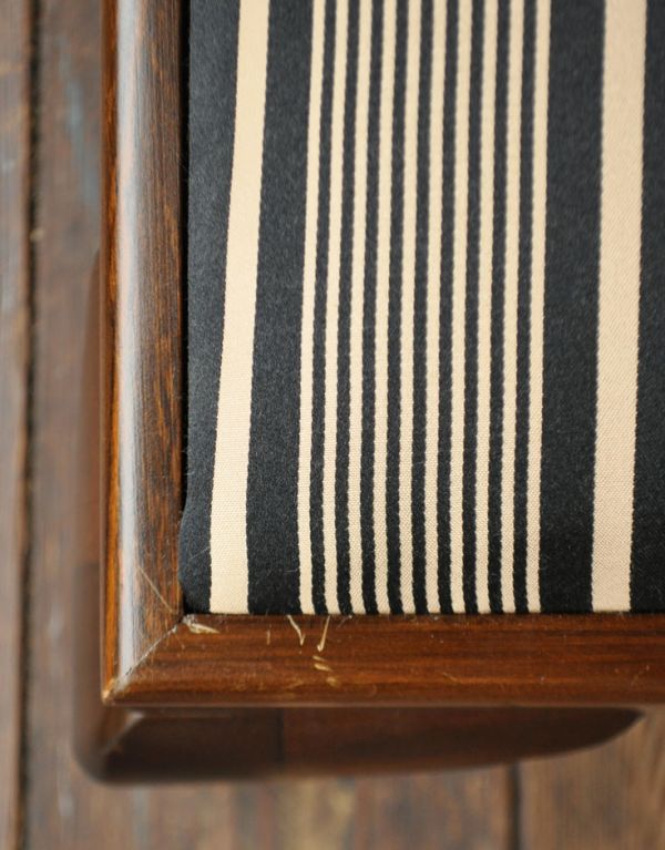 ダイニングチェア　アンティーク チェア　上品なアンティークチェア、小さなフットスツール（足置き）。大人っぽいストライプの生地（新品）に張り替えてあります。(m-338-c)