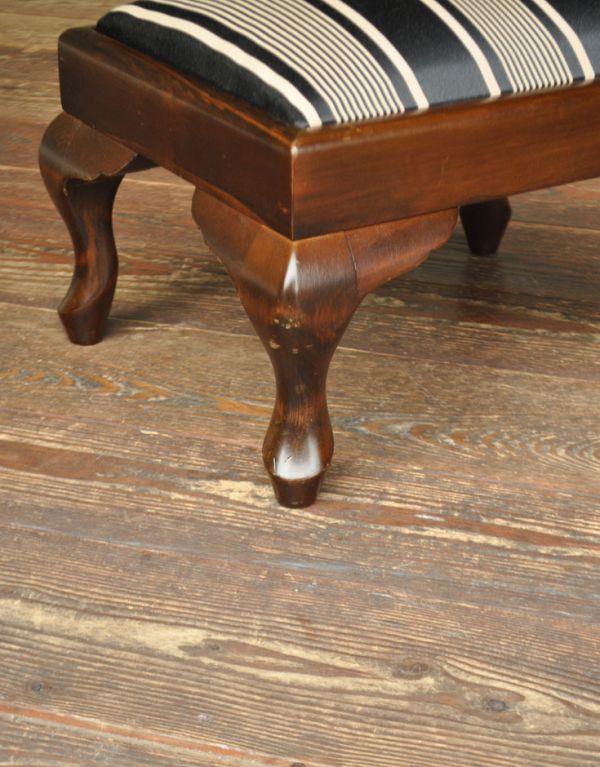 ダイニングチェア　アンティーク チェア　上品なアンティークチェア、小さなフットスツール（足置き）。メンテナンスをしっかりしているので、男性の方でも安心してお掛けください。(m-338-c)