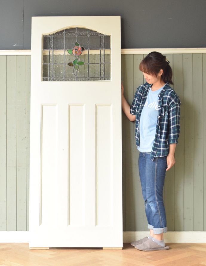 ドア・ゲート　アンティーク家具　ホワイトペイントのアンティーク建具、バラの模様が入ったステンドグラスドア。ペイントのドアはお部屋に個性が出るので人気です。(m-339-f-1)