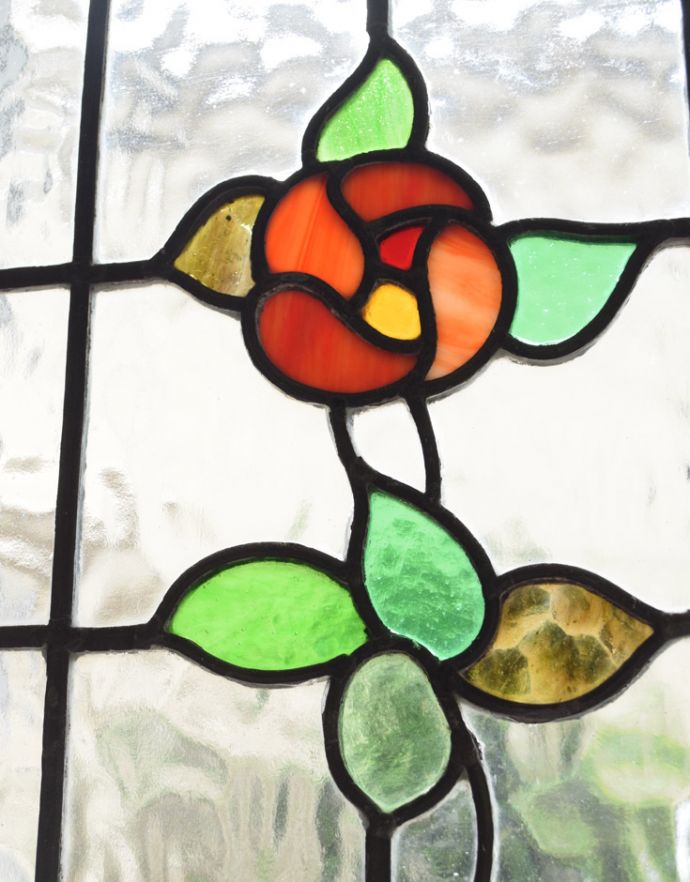 ドア・ゲート　アンティーク家具　ホワイトペイントのアンティーク建具、バラの模様が入ったステンドグラスドア。光の当り具合によって模様が浮き出します。(m-339-f-1)