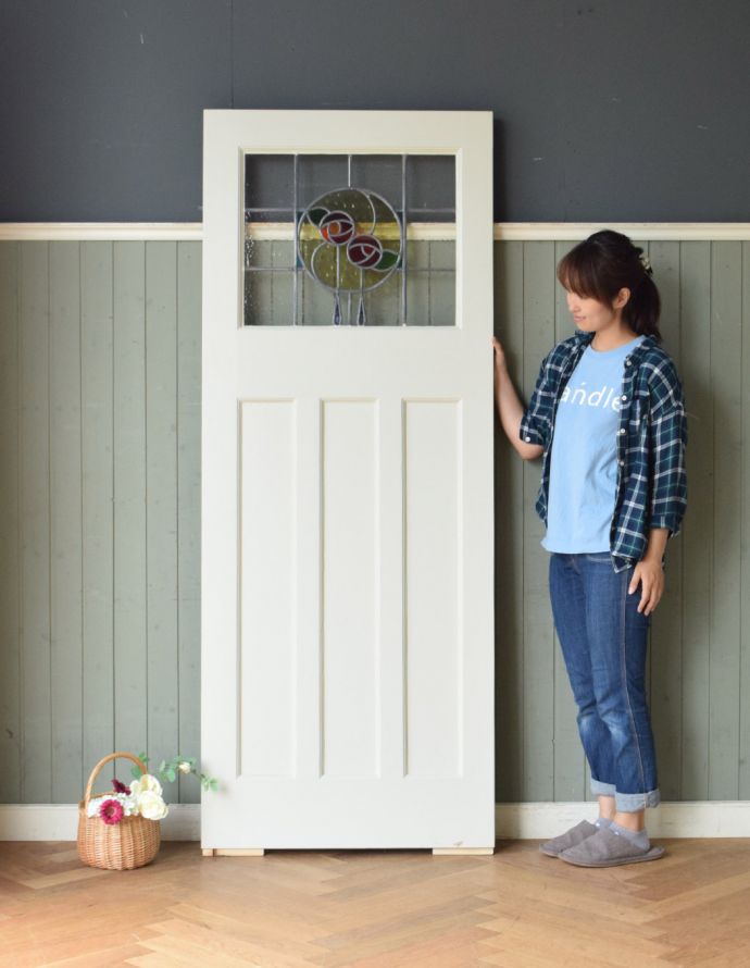 ドア・ゲート アンティーク家具 2つのローズが並んだステンドグラスが入ったアンティークドア(建具)。ペイントのドアはお部屋に個性が出るので人気です。(m-341-f-1)