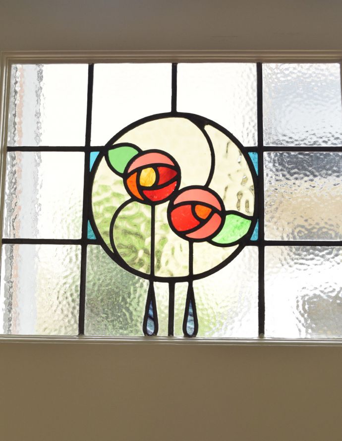 ドア・ゲート アンティーク家具 2つのローズが並んだステンドグラスが入ったアンティークドア(建具)。ぬくもりのあるアンティークのガラスから光が差仕込むと、お部屋がやさしい空気に包まれてとても素敵です。(m-341-f-1)