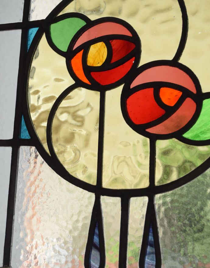 ドア・ゲート アンティーク家具 2つのローズが並んだステンドグラスが入ったアンティークドア(建具)。凹凸のあるガラスが使われているので、ガラスの向こう側が見えくいようになっています。(m-341-f-1)