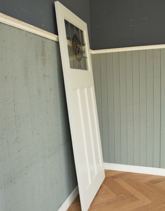 ドア・ゲート アンティーク家具 2つのローズが並んだステンドグラスが入ったアンティークドア(建具)。厚みはこんな感じ。(m-341-f-1)