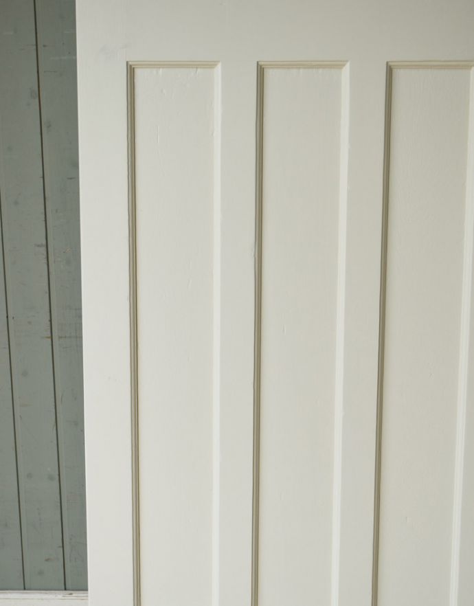 ドア・ゲート アンティーク家具 2つのローズが並んだステンドグラスが入ったアンティークドア(建具)。扉には彫りが施され、高級感のある仕上がりです。(m-341-f-1)