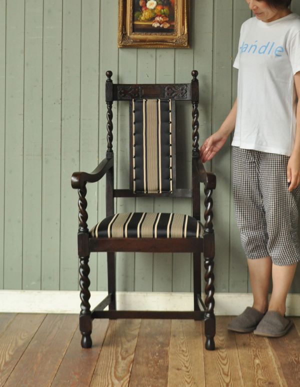 m-348-c　アンティークマホガニーアームチェアのモデル入り