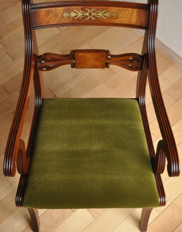 サロンチェア　アンティーク チェア　イギリスの高級感があるアンティークチェア、彫の美しいアームチェア。座面には布が貼ってあるので、長時間座っても疲れません。(m-351-c)