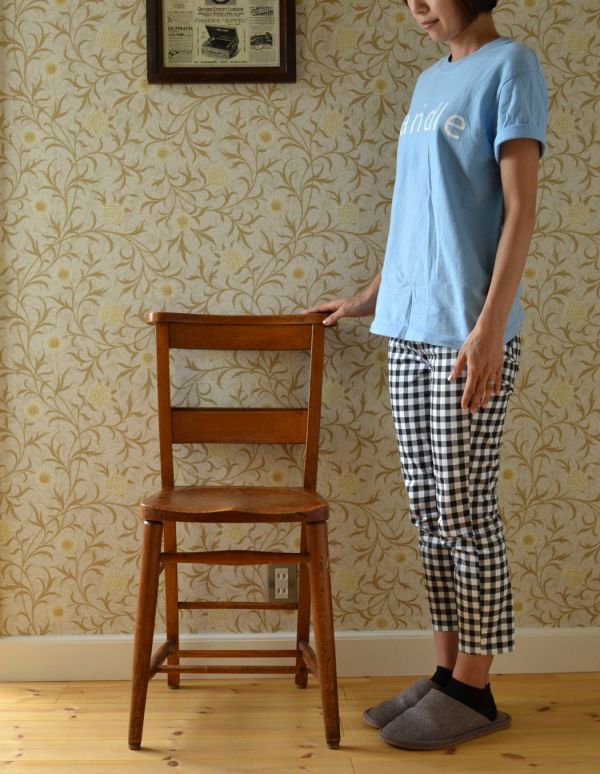 板座面　アンティーク チェア　ダイニングにピッタリのイギリスのアンティークチェア、木製チャーチチェア。背もたれに横１本のラインが入ったスッキリとしたデザインです。(m-355-c)