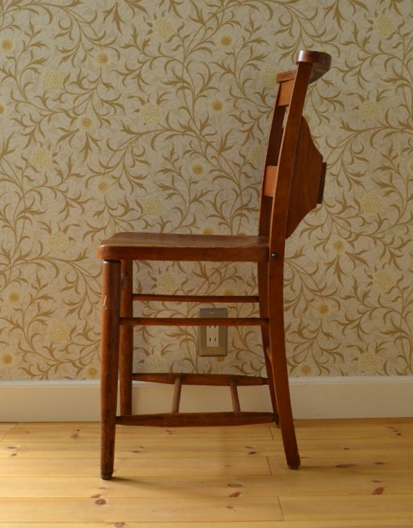 板座面　アンティーク チェア　ダイニングにピッタリのイギリスのアンティークチェア、木製チャーチチェア。背もたれがカーブしているので、ゆったりくつろげます。(m-355-c)