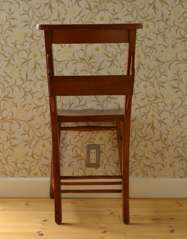 板座面　アンティーク チェア　ダイニングにピッタリのイギリスのアンティークチェア、木製チャーチチェア。後ろ姿も絵になるチャーチチェア。(m-355-c)