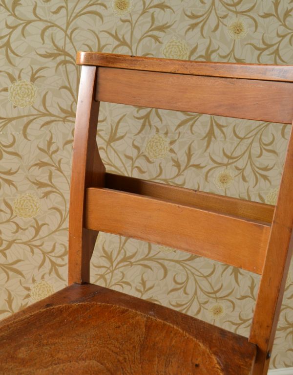 板座面　アンティーク チェア　ダイニングにピッタリのイギリスのアンティークチェア、木製チャーチチェア。アンティークなので、年月を経て、味わい深い色になっています。(m-355-c)