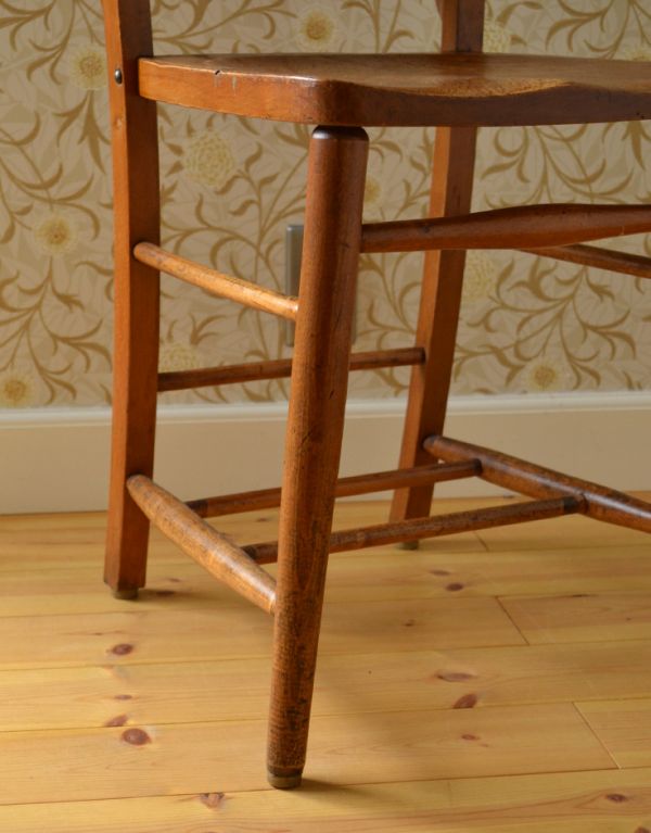 板座面　アンティーク チェア　ダイニングにピッタリのイギリスのアンティークチェア、木製チャーチチェア。足元の桟は昔、荷物置き場に使われていたもの。(m-355-c)