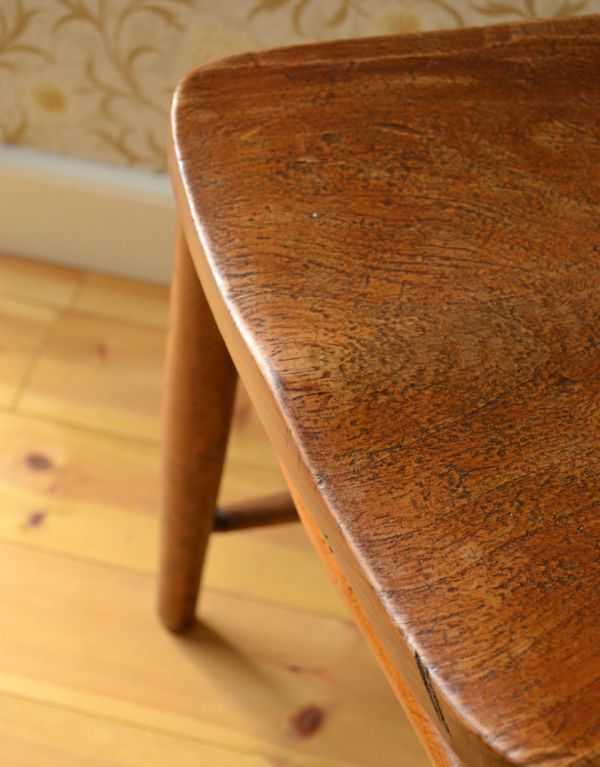 板座面　アンティーク チェア　ダイニングにピッタリのイギリスのアンティークチェア、木製チャーチチェア。どこに置いてもアンティークの風合いたっぷりのチャーチチェアです。(m-355-c)