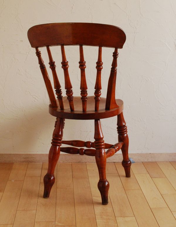 海外製らしいアンティークの椅子、おしゃれなキッチンチェア(m-356-c