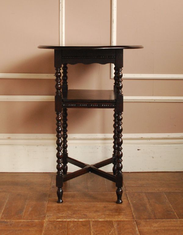 アンティーク家具 英国のアンティーク家具、丸い天板のオケージョナルテーブル。横から見ても美しいデザインです。(m-359-f)