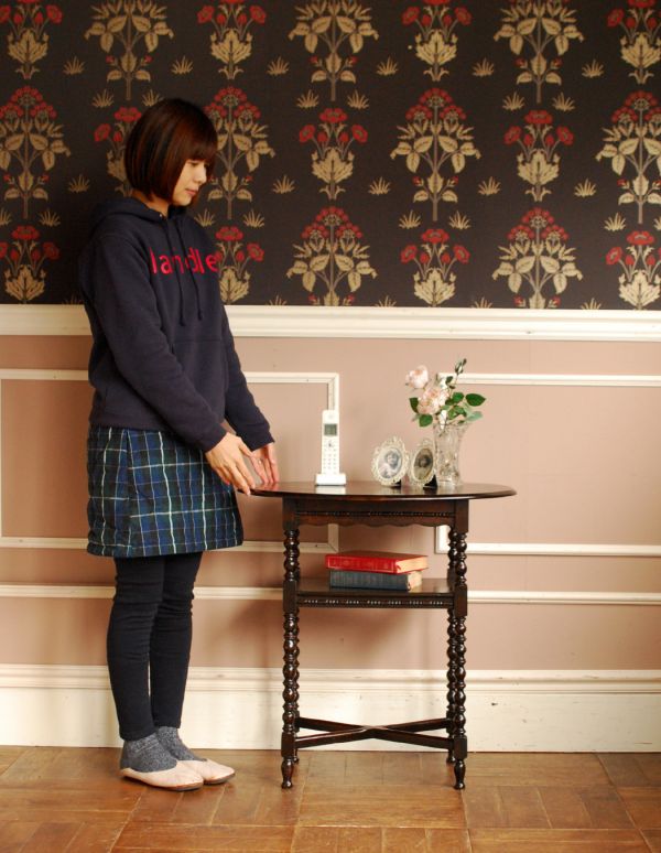 アンティーク家具 英国のアンティーク家具、丸い天板のオケージョナルテーブル。そっと壁に付けて置くだけで、オシャレな雰囲気に。(m-359-f)