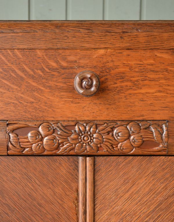 アンティークのキャビネット アンティーク家具 英国テイストのアンティーク家具、お花の彫りが入ったキャビネット。植物があしらわれた装飾にはどこか和の美しさを感じます。(m-365-f)