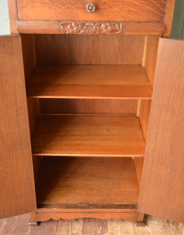 アンティークのキャビネット アンティーク家具 英国テイストのアンティーク家具、お花の彫りが入ったキャビネット。しっかり収納力があるのが嬉しいです。(m-365-f)