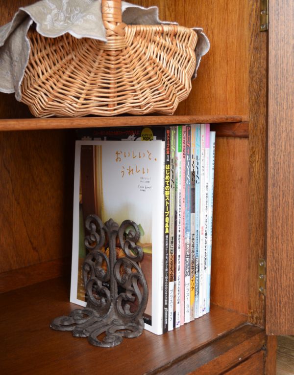 アンティークのキャビネット アンティーク家具 英国テイストのアンティーク家具、お花の彫りが入ったキャビネット。キレイに修復してありますので、いろんなものを収納して下さい。(m-365-f)