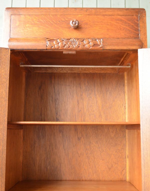 アンティークのキャビネット アンティーク家具 英国テイストのアンティーク家具、お花の彫りが入ったキャビネット。最上段の天井には、ポールが1本通っています。(m-365-f)