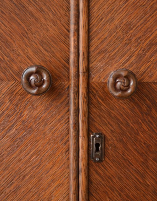 アンティークのキャビネット アンティーク家具 英国テイストのアンティーク家具、お花の彫りが入ったキャビネット。可愛らしいお花の形をした木製の取っ手です。(m-365-f)