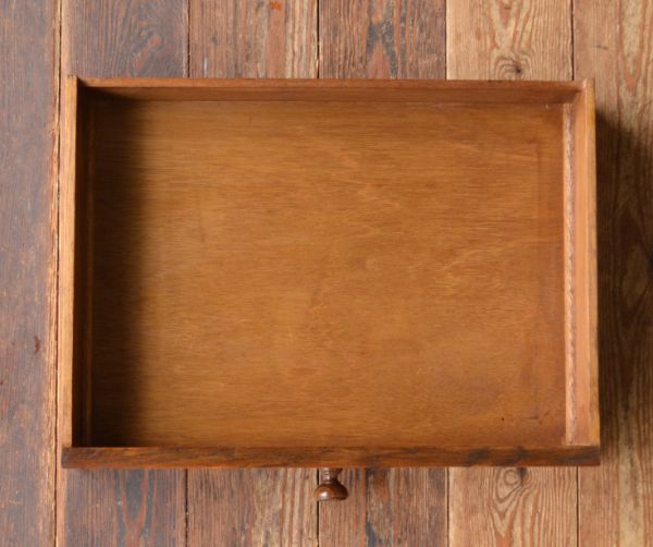 アンティークのキャビネット アンティーク家具 英国テイストのアンティーク家具、お花の彫りが入ったキャビネット。引き出しが1杯付いています。(m-365-f)