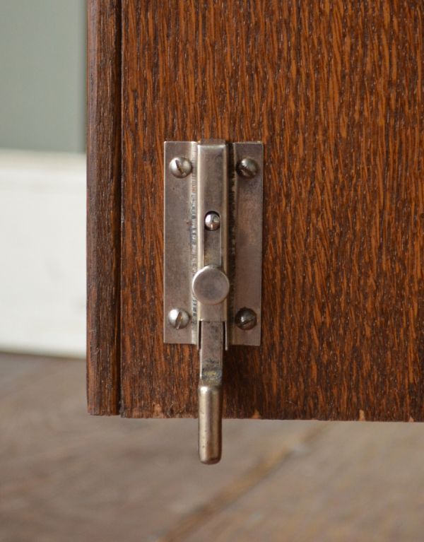 アンティークのキャビネット アンティーク家具 英国テイストのアンティーク家具、お花の彫りが入ったキャビネット。ドアストッパーが付いています。(m-365-f)