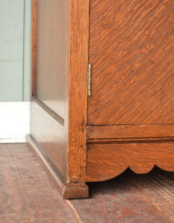 アンティークのキャビネット アンティーク家具 英国テイストのアンティーク家具、お花の彫りが入ったキャビネット。安定感のある脚がしっかり支えます。(m-365-f)