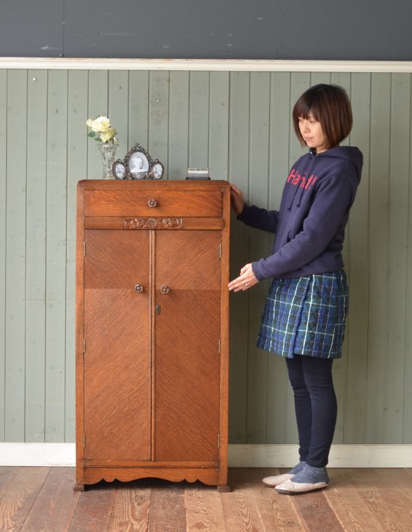 アンティークのキャビネット アンティーク家具 英国テイストのアンティーク家具、お花の彫りが入ったキャビネット。引き出しと扉の収納があります。(m-365-f)