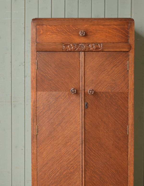 アンティークのキャビネット アンティーク家具 英国テイストのアンティーク家具、お花の彫りが入ったキャビネット。扉の奥には見せたくないものを収納できます。(m-365-f)
