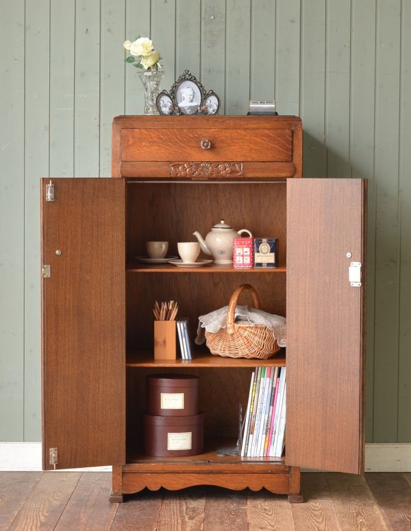 アンティークのキャビネット アンティーク家具 英国テイストのアンティーク家具、お花の彫りが入ったキャビネット。DVDや本、漫画なども実用的に収納できます。(m-365-f)