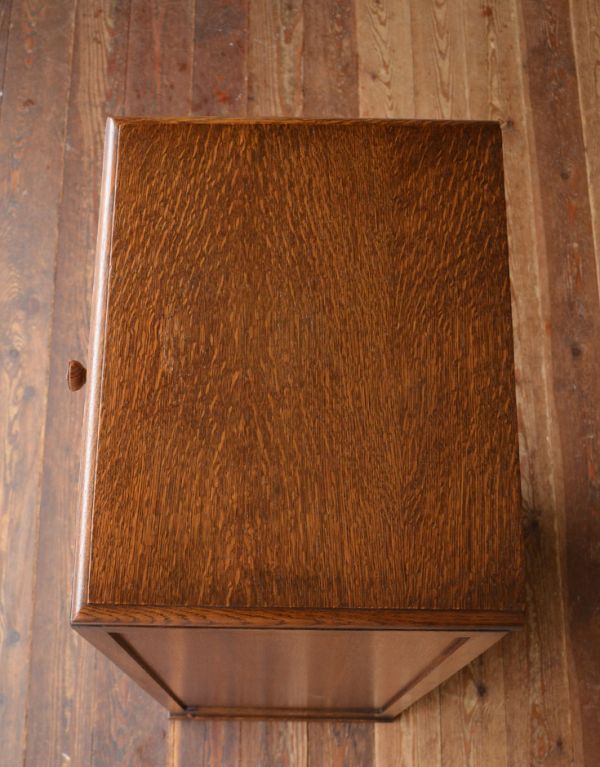 アンティークのキャビネット アンティーク家具 英国テイストのアンティーク家具、お花の彫りが入ったキャビネット。天板もピカピカにお直ししました。(m-365-f)