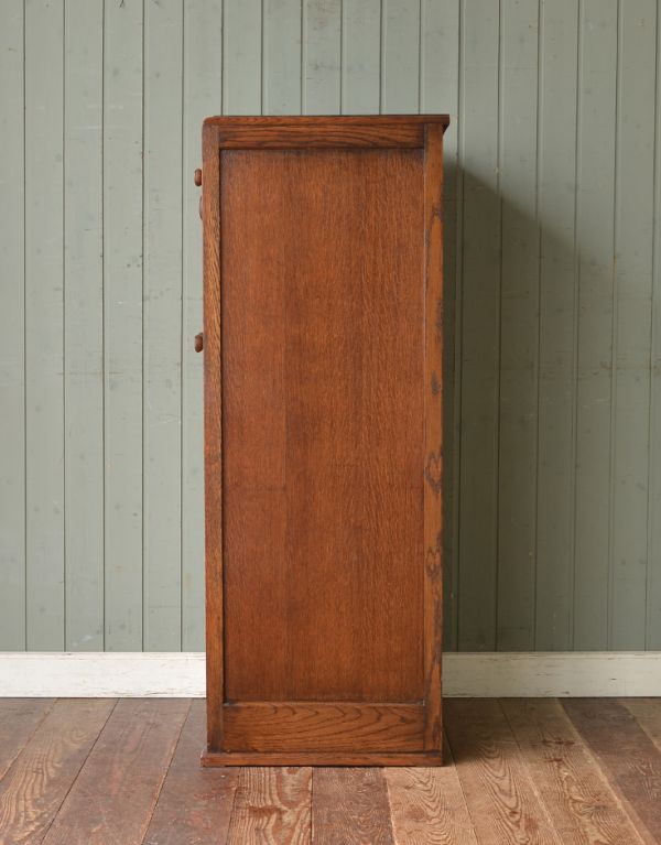 アンティークのキャビネット アンティーク家具 英国テイストのアンティーク家具、お花の彫りが入ったキャビネット。サイドから見てもキレイです。(m-365-f)