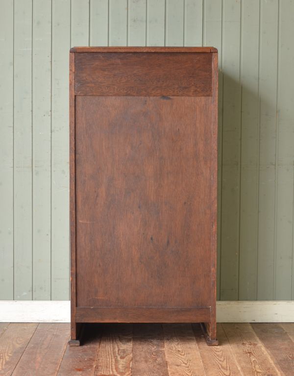 アンティークのキャビネット アンティーク家具 英国テイストのアンティーク家具、お花の彫りが入ったキャビネット。キチンとメンテナンスをしているので、裏側もキレイな状態です。(m-365-f)