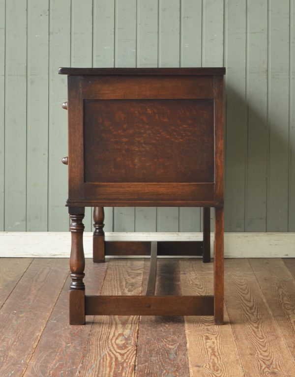 アンティーク家具 クラシックなアンティーク家具、大人のための素敵なデスク。サイドから見ても抜群に雰囲気があります。(m-366-f)