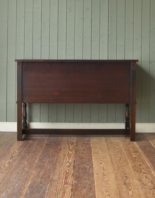 アンティーク家具 クラシックなアンティーク家具、大人のための素敵なデスク。裏側もキチンと仕上げているので、キレイな状態です。(m-366-f)