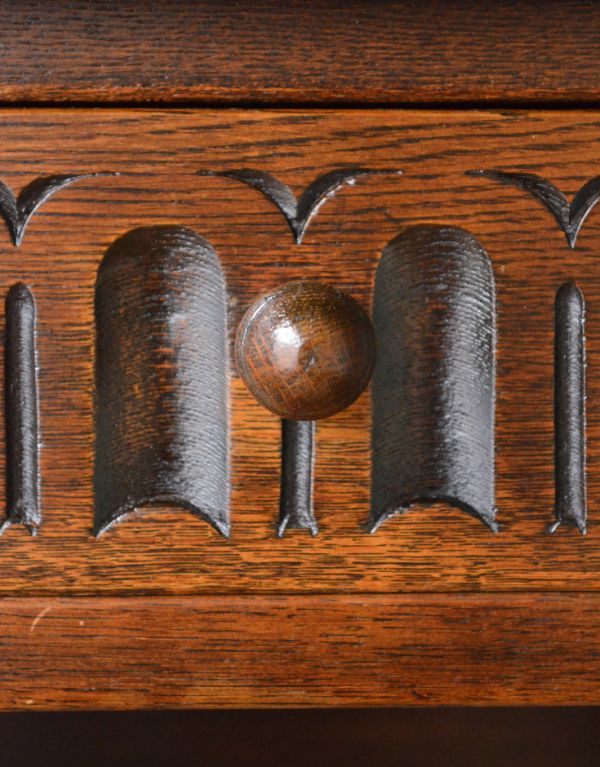 アンティーク家具 クラシックなアンティーク家具、大人のための素敵なデスク。引き出しの取っ手は木製です。(m-366-f)