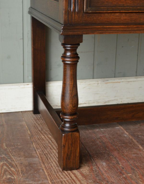 アンティーク家具 クラシックなアンティーク家具、大人のための素敵なデスク。しっかりとした安定感があります。(m-366-f)