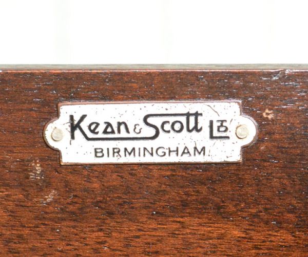 アンティーク家具 クラシックなアンティーク家具、大人のための素敵なデスク。(家具メーカーと思われるタグが残っていました。(m-366-f)