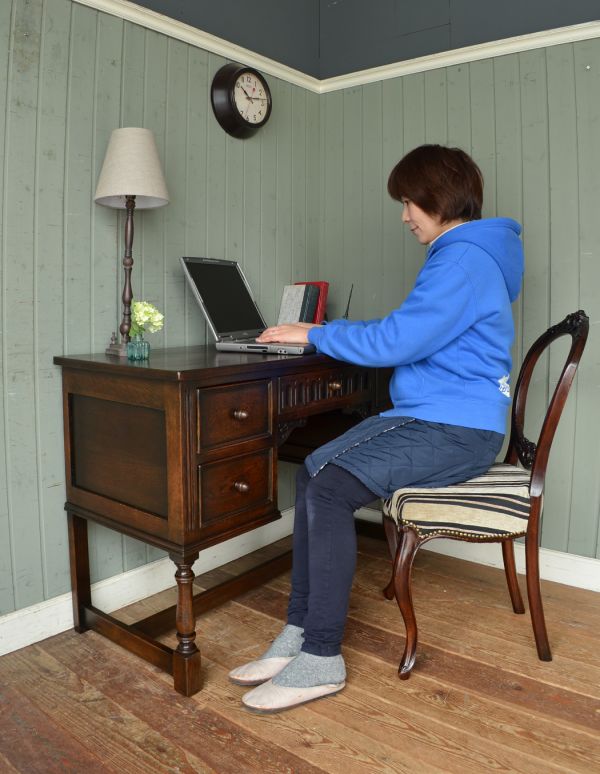 アンティーク家具 クラシックなアンティーク家具、大人のための素敵なデスク。お気に入りのチェアと合わせて、自分だけのスペースを作ってみてください。(m-366-f)