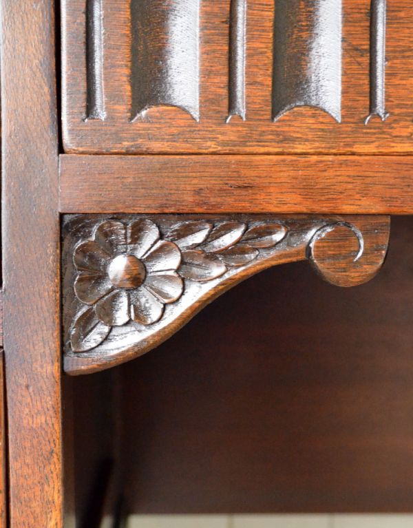 アンティーク家具 クラシックなアンティーク家具、大人のための素敵なデスク。高級感があって上品な彫が印象的なデザインです。(m-366-f)