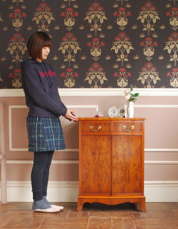 アンティーク家具　エレガントなアンティーク英国家具、ウォルナット材のキャビネット。リビングの電話台にいかがでしょう？家電を置いても雰囲気が崩れないところがさすがです。(m-367-f)