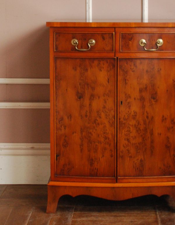アンティーク家具　エレガントなアンティーク英国家具、ウォルナット材のキャビネット。扉の奥には見せたくないものを収納できます。(m-367-f)