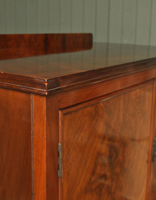 アンティークのチェスト　アンティーク家具　美しいアンティーク英国家具、マホガニー材の素敵なキャビネット。しっかりメンテナンスしてありますので安心して大切なものをディスプレイしてください。(m-368-f)