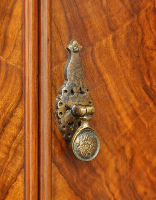 アンティークのチェスト　アンティーク家具　美しいアンティーク英国家具、マホガニー材の素敵なキャビネット。こちらは扉の取っ手です。(m-368-f)