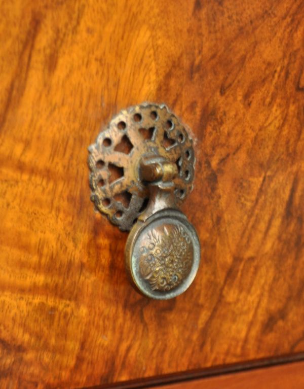 アンティークのチェスト　アンティーク家具　美しいアンティーク英国家具、マホガニー材の素敵なキャビネット。引き出しの取っ手は、扉とお揃いのデザインが使われています。(m-368-f)