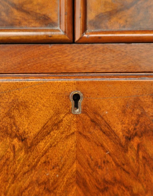 アンティークのチェスト　アンティーク家具　美しいアンティーク英国家具、マホガニー材の素敵なキャビネット。引き出し２杯には、鍵穴があります。(m-368-f)