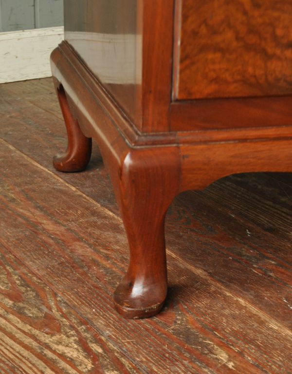 アンティークのチェスト　アンティーク家具　美しいアンティーク英国家具、マホガニー材の素敵なキャビネット。安定感のある脚がしっかり支えます。(m-368-f)