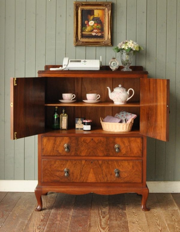 アンティークのチェスト　アンティーク家具　美しいアンティーク英国家具、マホガニー材の素敵なキャビネット。扉や引き出しのデザインが大人っぽくて素敵です。(m-368-f)